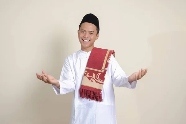 Beyaz Gömlekli Çekici Asyalı Müslüman Adamın Portresi Kameraya Doğru Elini — Stok fotoğraf