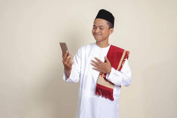 Retrato Homem Muçulmano Asiático Atraente Camisa Branca Tirando Foto Mesmo — Fotografia de Stock