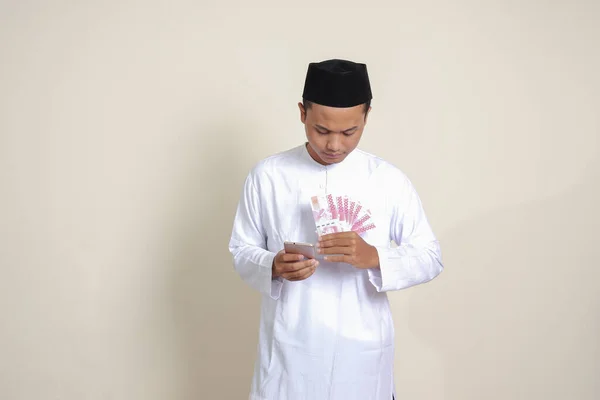 Beyaz Gömlekli Çekici Asyalı Müslüman Adamın Portresi Cep Telefonu Kullanırken — Stok fotoğraf