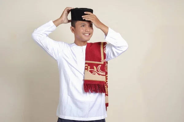 Retrato Homem Muçulmano Asiático Atraente Camisa Branca Com Crânio Tentando — Fotografia de Stock