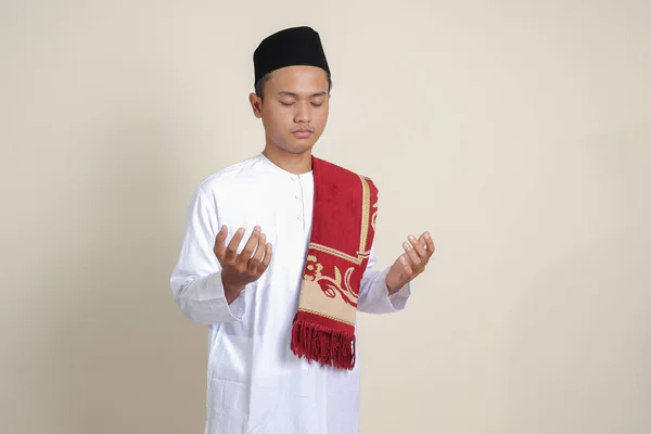 Portret Atrakcyjnego Muzułmanina Azjatyckiego Białej Koszuli Czaszką Modlącego Się Podniesionymi — Zdjęcie stockowe