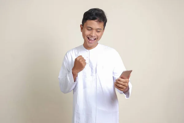 Portrét Atraktivního Asijského Muslima Bílé Košili Zvedající Pěst Oslavující Vítěznou — Stock fotografie