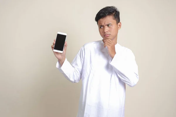 Portrét Atraktivního Asijského Muslima Bílé Košili Zobrazující Prezentující Prázdný Displej — Stock fotografie