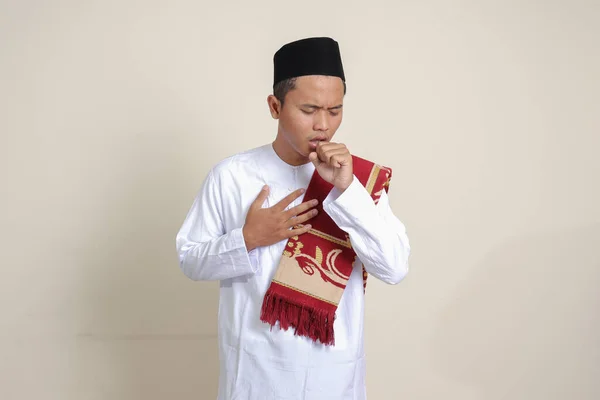 Portrét Atraktivního Asijského Muslima Bílé Košili Držícího Dlaň Ústech Kašlajícího — Stock fotografie