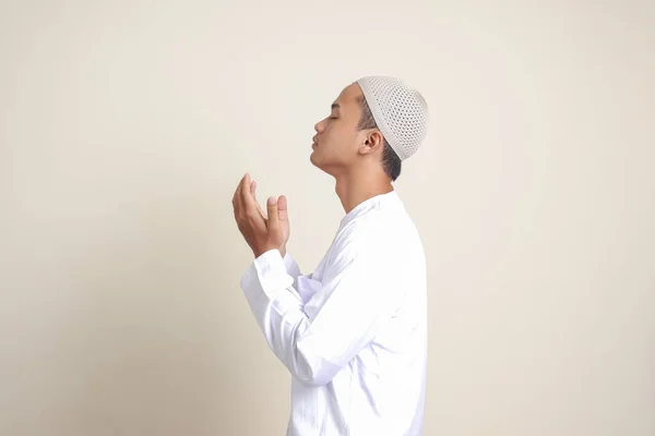 Πορτρέτο Του Ελκυστικού Ασιάτη Μουσουλμάνο Άνδρα Λευκό Πουκάμισο Σκούφο Προσεύχεται — Φωτογραφία Αρχείου