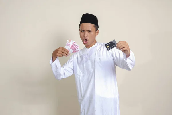 Retrato Homem Muçulmano Asiático Atraente Camisa Branca Com Crânio Segurando — Fotografia de Stock