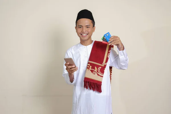 Portret Atrakcyjnego Muzułmanina Azjatyckiego Białej Koszuli Czaszką Trzymającą Telefon Komórkowy — Zdjęcie stockowe