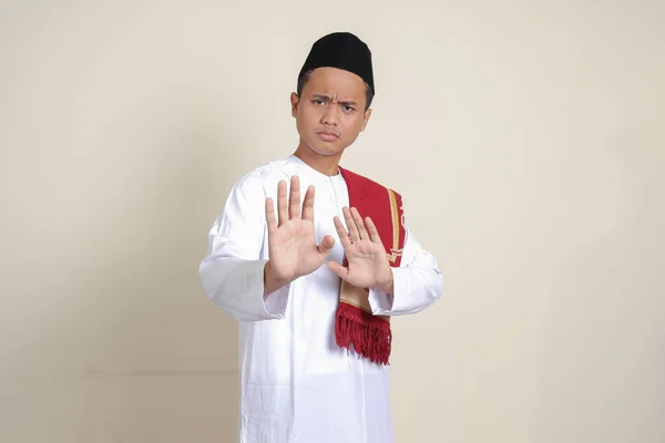 Portret Atrakcyjnego Muzułmanina Azjatyckiego Białej Koszuli Czaszką Tworzącą Gest Dłoni — Zdjęcie stockowe