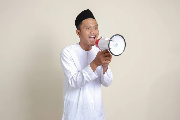 Portrét Atraktivního Asijského Muslima Bílé Košili Lebkou Mluvící Hlasitěji Pomocí — Stock fotografie