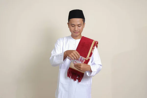 Retrato Atraente Homem Muçulmano Asiático Camisa Branca Mostrando Cem Mil — Fotografia de Stock