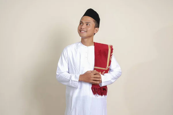 Retrato Atraente Homem Muçulmano Asiático Camisa Branca Sentindo Confiante Sorrindo — Fotografia de Stock