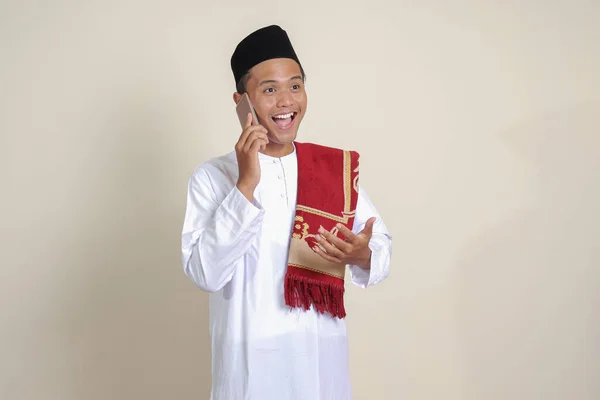 Portret Atrakcyjnego Muzułmanina Azjatyckiego Białej Koszuli Wykonującego Telefon Objaśniającym Gestem — Zdjęcie stockowe