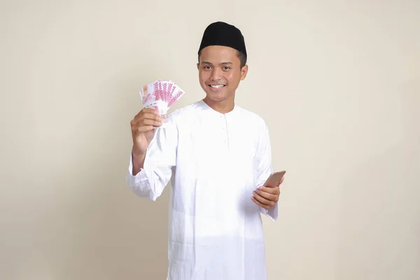 Retrato Del Atractivo Hombre Musulmán Asiático Camisa Blanca Que Muestra — Foto de Stock