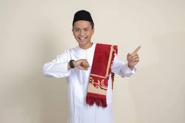 Portret Atrakcyjnego Muzułmanina Azjatyckiego Białej Koszuli Patrzącego Zegarek Whille Wskazujący — Zdjęcie stockowe