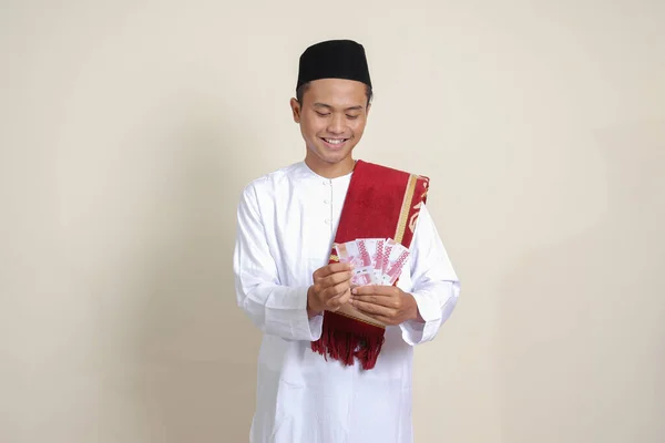 Portret Atrakcyjnego Muzułmanina Azjatyckiego Białej Koszuli Pokazujący Sto Tysięcy Rupii — Zdjęcie stockowe