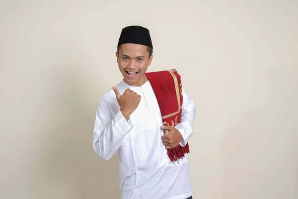 Retrato Homem Muçulmano Asiático Atraente Camisa Branca Mostrando Polegar Para — Fotografia de Stock