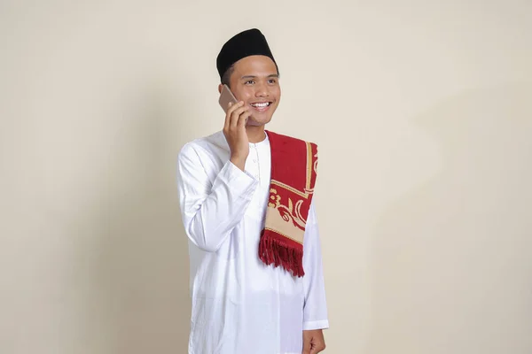 一位身穿白衬衫的有魅力的亚洲穆斯林男子的画像 用手势作了一个解释 灰色背景上的孤立图像 — 图库照片