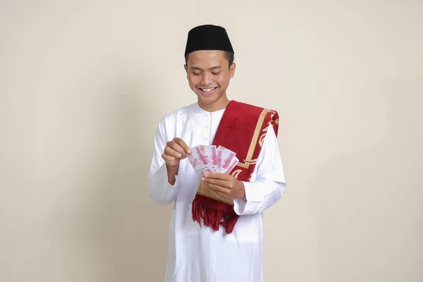 Retrato Atractivo Hombre Musulmán Asiático Camisa Blanca Mostrando Cien Mil —  Fotos de Stock