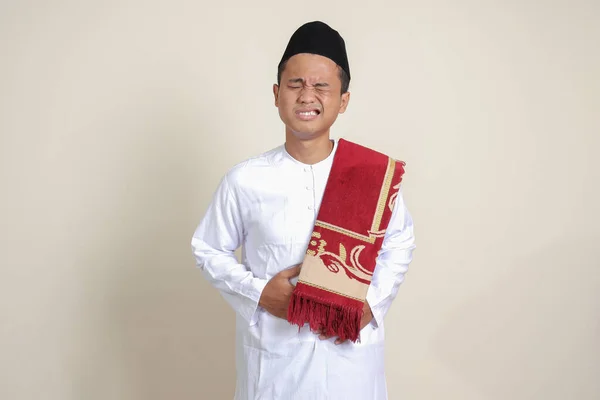 Potret Pria Muslim Asia Yang Menarik Dengan Kemeja Putih Merasakan — Stok Foto