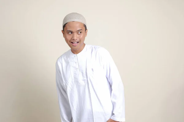 身穿白衬衫的有魅力的亚洲穆斯林男子的画像 表情震惊 目光投向一旁 灰色背景上的孤立图像 — 图库照片