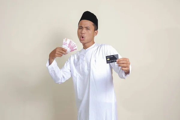 Portrét Atraktivního Asijského Muslima Bílé Košili Leknírkem Který Drží Sto — Stock fotografie
