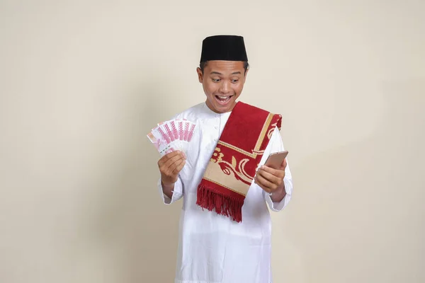 Retrato Del Atractivo Hombre Musulmán Asiático Camisa Blanca Que Muestra —  Fotos de Stock