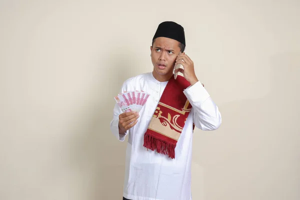 Porträt Eines Attraktiven Asiatischen Muslimischen Mannes Weißem Hemd Der Hunderttausend — Stockfoto