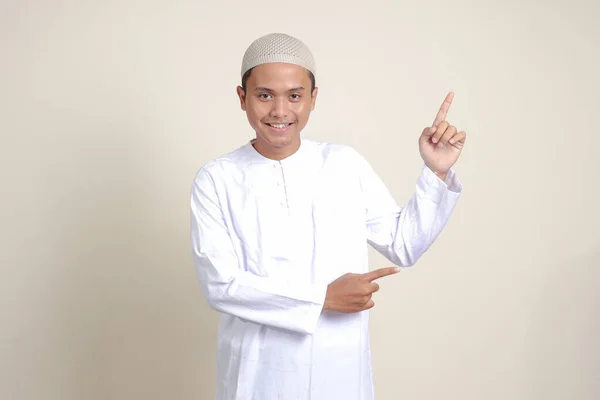 Portret Atrakcyjnego Muzułmanina Azjatyckiego Białej Koszuli Czaszką Pokazującą Produkt Wskazującą — Zdjęcie stockowe