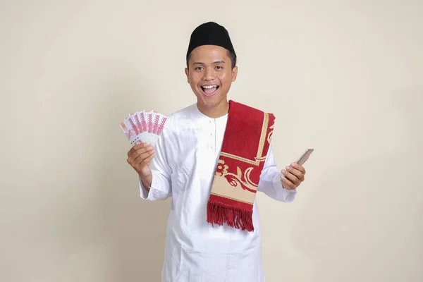 Retrato Homem Muçulmano Asiático Atraente Camisa Branca Mostrando Cem Mil — Fotografia de Stock