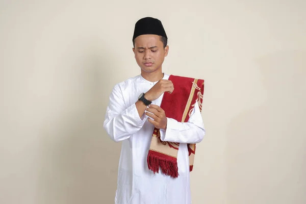 Porträtt Attraktiv Asiatisk Muslim Man Vit Skjorta Tittar Armbandsur Inser — Stockfoto