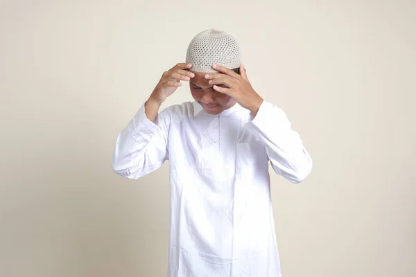 Potret Pria Muslim Asia Yang Menarik Berbaju Putih Mengalami Migrain — Stok Foto