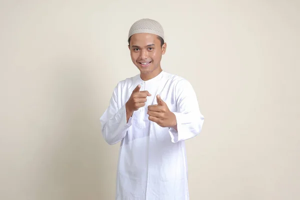 Πορτρέτο Του Ελκυστικού Ασιάτη Μουσουλμάνο Λευκό Πουκάμισο Σκούφο Που Δείχνει — Φωτογραφία Αρχείου
