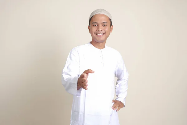 Retrato Atraente Homem Muçulmano Asiático Camisa Branca Estendendo Mão Para — Fotografia de Stock