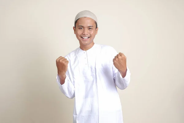 Портрет Привлекательного Азиата Мусульманина Белой Рубашке Поднимающего Кулак Празднующего Успех — стоковое фото