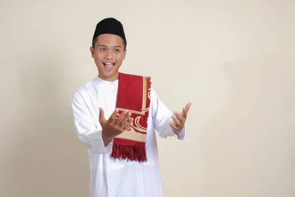 Portret Atrakcyjnego Muzułmanina Azjatyckiego Białej Koszuli Pokazujący Produkt Wskazujący Ręką — Zdjęcie stockowe