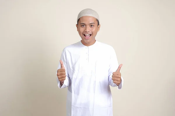 Портрет Привлекательного Азиата Мусульманина Белой Рубашке Показывающего Большой Палец Вверх — стоковое фото