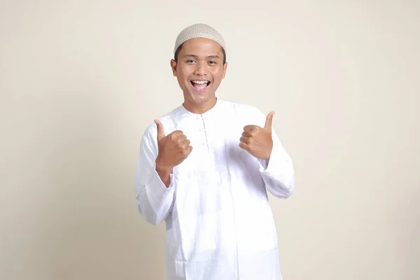 Portrét Atraktivního Asijského Muslima Bílé Košili Ukazující Palec Nahoru Dobré — Stock fotografie