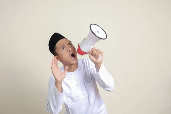 Portrait Attractive Asian Muslim Man White Shirt Skullcap Speaking Louder — Stock Photo, Image