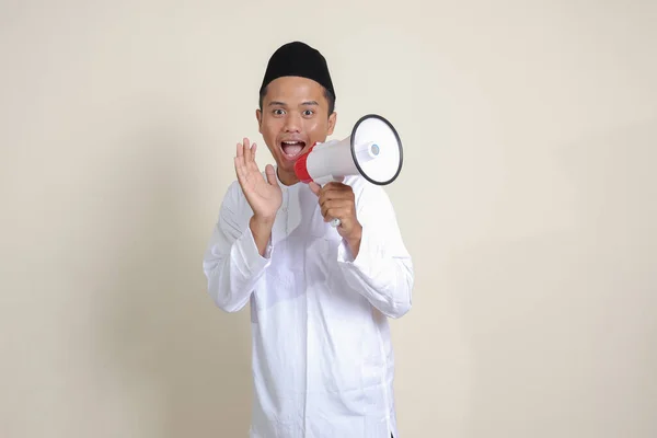 Portret Van Aantrekkelijke Aziatische Moslim Man Wit Shirt Met Schedel — Stockfoto