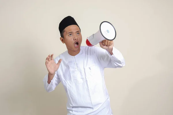 Retrato Homem Muçulmano Asiático Atraente Camisa Branca Com Crânio Falando — Fotografia de Stock