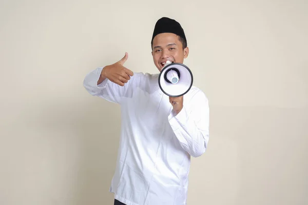 Porträtt Attraktiv Asiatisk Muslim Man Vit Skjorta Med Dödskalle Talar — Stockfoto