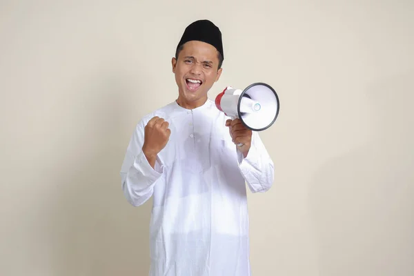 Retrato Homem Muçulmano Asiático Atraente Camisa Branca Com Crânio Falando — Fotografia de Stock