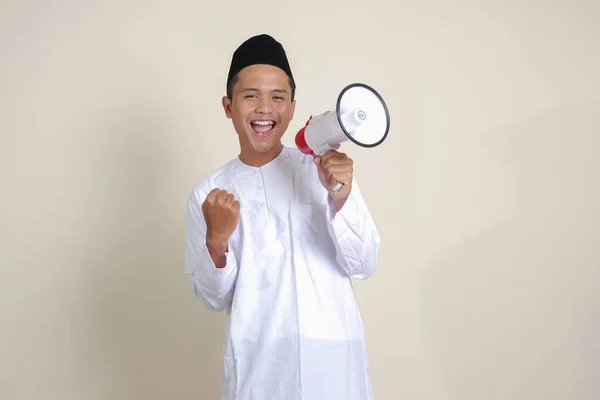 Porträt Eines Attraktiven Asiatischen Muslimischen Mannes Weißem Hemd Mit Schirmmütze — Stockfoto