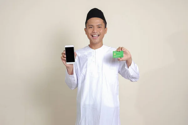 Portrét Atraktivního Asijského Muslima Bílé Košili Lebkou Držící Mobilní Telefon — Stock fotografie
