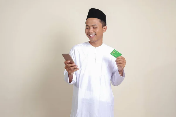 Retrato Homem Muçulmano Asiático Atraente Camisa Branca Com Crânio Segurando — Fotografia de Stock