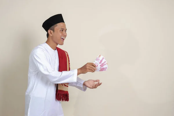Retrato Homem Muçulmano Asiático Atraente Camisa Branca Com Crânio Dando — Fotografia de Stock