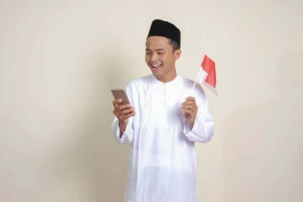 Портрет Привлекательного Азиатского Мусульманина Белой Рубашке Черепом Держащего Флаг Индонезии — стоковое фото