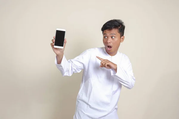Retrato Atractivo Hombre Musulmán Asiático Camisa Blanca Mostrando Presentando Pantalla — Foto de Stock