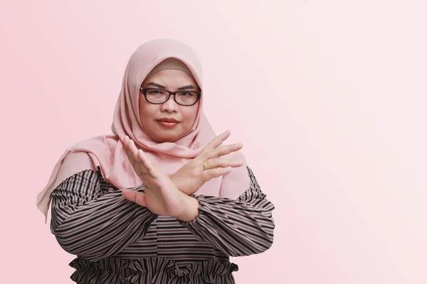 Portrét Seriózní Asijské Ženy Hidžábem Ukazující Znamení Rukou Odmítnutí Pozvání — Stock fotografie