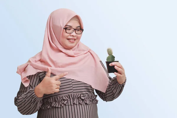 Potret Wanita Asia Ceria Dengan Hijab Memegang Dan Menunjukkan Pot — Stok Foto